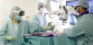 Apple Glasses Enhance Work Efficiency: Surgeons Perform First Surgery Using Vision Pro Glasses